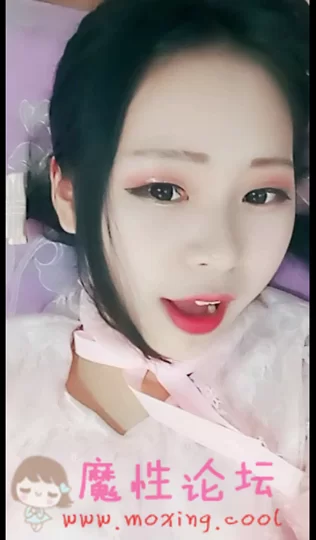 美女主播小仙女直播拿梳子玩.mkv_20190208_111334.715.png